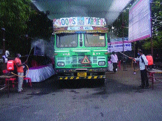 Sterilization of 2 lakh 85 thousand vehicles in APMC | एपीएमसीमध्ये २ लाख ८५ हजार वाहनांचे निर्जंतुकीकरण Sterilization of 2 lakh 85 thousand vehicles in APMC | एपीएमसीमध्ये २ लाख ८५ हजार वाहनांचे निर्जंतुकीकरण