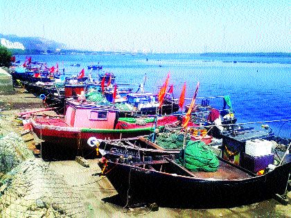 Corona caused famine on fishermen | कोरोनामुळे मच्छीमारांवर आली उपासमारीची वेळ Corona caused famine on fishermen | कोरोनामुळे मच्छीमारांवर आली उपासमारीची वेळ