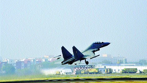 Sukhoi's demonstrations paint the Indo-Russia war on Indra | सुखोईच्या प्रात्यक्षिकांनी रंगला भारत-रशिया ‘इंद्रा’ युद्धसराव Sukhoi's demonstrations paint the Indo-Russia war on Indra | सुखोईच्या प्रात्यक्षिकांनी रंगला भारत-रशिया ‘इंद्रा’ युद्धसराव