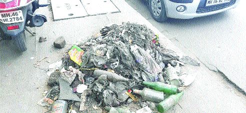 Sludge on the road after breakfast | नालेसफाईनंतर गाळ रस्त्यावर Sludge on the road after breakfast | नालेसफाईनंतर गाळ रस्त्यावर