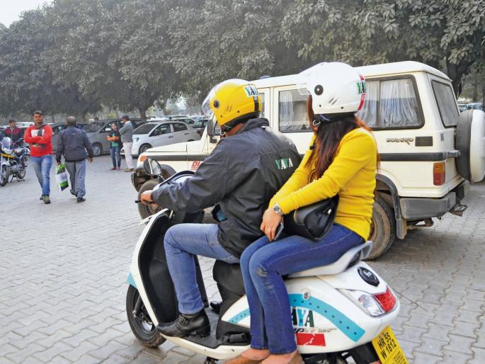 Rules broken even before getting license; Instead of e-bike, petrol-powered car appears | परवाना मिळण्याआधीच मोडले नियम; ई-बाईकऐवजी चक्क पेट्रोलवरील गाडी हजर Rules broken even before getting license; Instead of e-bike, petrol-powered car appears | परवाना मिळण्याआधीच मोडले नियम; ई-बाईकऐवजी चक्क पेट्रोलवरील गाडी हजर
