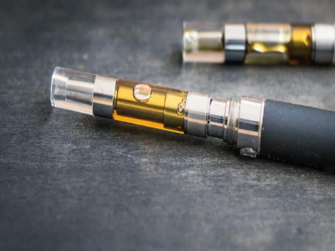 Raid on shop on Senapati Bapat Road; Banned e-cigarettes worth Rs 2.5 lakh seized | सेनापती बापट रस्त्यावरील दुकानावर छापा; बंदी असलेले अडीच लाखाचे ई सिगारेट जप्त