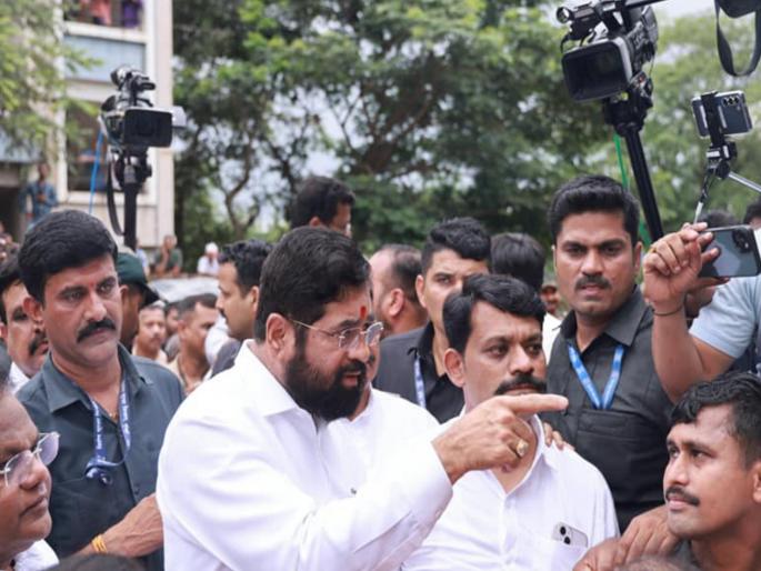 fill potholes to relieve traffic The Chief Minister eknath shinde opened the ears of the Commissioners | Eknath Shinde: ट्राफिक सोडवण्यासाठी खड्डे बुजवा; मुख्यमंत्र्यांनी केली आयुक्तांची कानउघाडणी fill potholes to relieve traffic The Chief Minister eknath shinde opened the ears of the Commissioners | Eknath Shinde: ट्राफिक सोडवण्यासाठी खड्डे बुजवा; मुख्यमंत्र्यांनी केली आयुक्तांची कानउघाडणी
