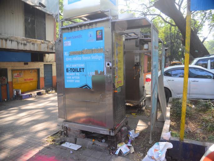 The e toilets in the pune city are literally an empire of stench pune municipal corporation ignore it | शहरातील ई - टॉयलेट्स अक्षरश: दुर्गंधीचे साम्राज्य अन् पुणे महापालिका म्हणते... The e toilets in the pune city are literally an empire of stench pune municipal corporation ignore it | शहरातील ई - टॉयलेट्स अक्षरश: दुर्गंधीचे साम्राज्य अन् पुणे महापालिका म्हणते...