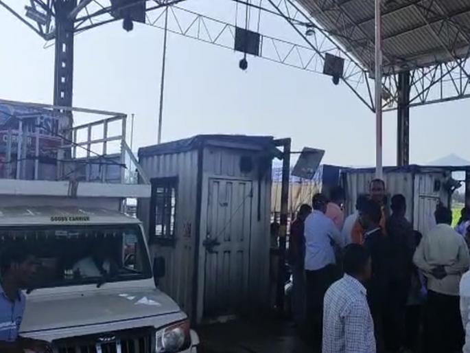 Vehicles of the organization were stopped at Anewadi toll booth; Traffic jam of Pune road | आणेवाडी टोल नाक्यावर संघटनेची वाहने अडवली; पुण्याकडे जाणारी वाहतूक कोंडी Vehicles of the organization were stopped at Anewadi toll booth; Traffic jam of Pune road | आणेवाडी टोल नाक्यावर संघटनेची वाहने अडवली; पुण्याकडे जाणारी वाहतूक कोंडी