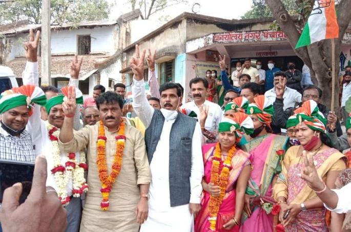 Congress flag on Kuhi Nagar Panchayat in Nagpur district | नागपूर जिल्ह्यातील कुही नगरपंचायतवर काँग्रेसचा झेंडा