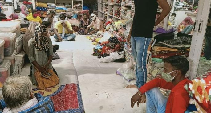 Maher textile center in Wani in Yavatmal district fined Rs 50,000 | यवतमाळ जिल्ह्यात वणीतील माहेर कापड केंद्राला ५० हजारांचा दंड Maher textile center in Wani in Yavatmal district fined Rs 50,000 | यवतमाळ जिल्ह्यात वणीतील माहेर कापड केंद्राला ५० हजारांचा दंड