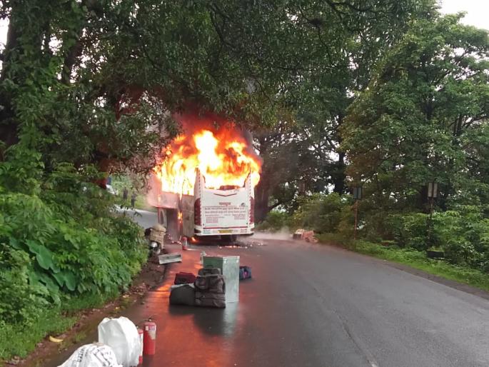 The private bus caught fire on the road, fortunately the passengers escaped; Accident at Sangameshwar | खासगी बस रस्त्यातच पेटली, सुदैवाने प्रवासी बचावले; संगमेश्वर येथील दुर्घटना The private bus caught fire on the road, fortunately the passengers escaped; Accident at Sangameshwar | खासगी बस रस्त्यातच पेटली, सुदैवाने प्रवासी बचावले; संगमेश्वर येथील दुर्घटना