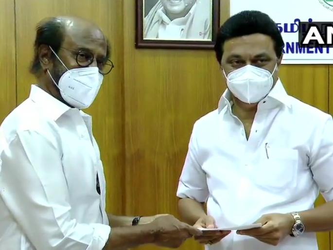 A check for the same amount given by Rajinikanth to the Chief Minister, funds for Kovid | रजनीकांतने मुख्यमंत्र्यांकडे दिला एवढ्या रकमेचा चेक, कोविडसाठी निधी