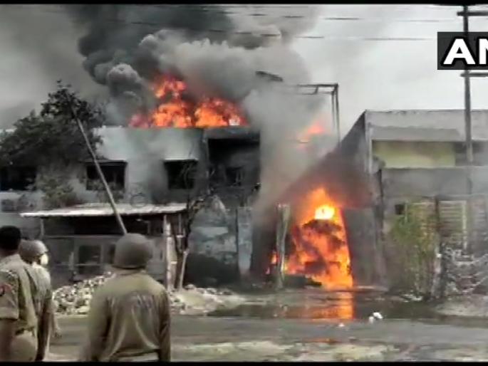Fierce fire to chemical company, 10 vehicles of fire brigade filed in up gaziyabad | केमिकल कंपनीला भीषण आग, अग्निशमन दलाच्या 10 गाड्या दाखल