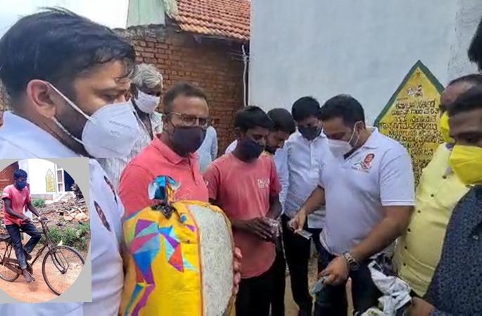 From Bangalore directly to Koppalu village, a helping hand from the Youth Congress to that father who drive cycle for son | बंगळुरुहून थेट कोप्पलू गावात, 'त्या' बापमाणसाला युवक काँग्रेसकडून मदतीचा हात