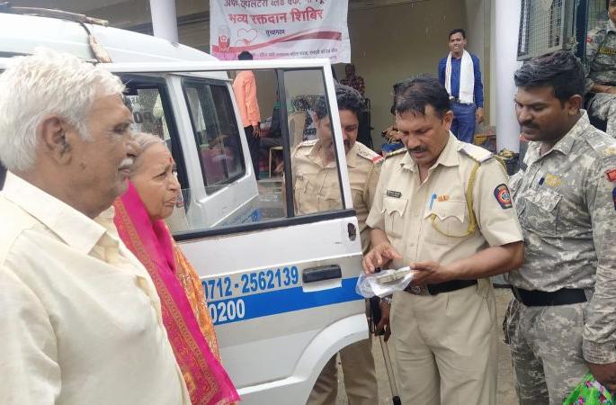 This is true Vithu-Rakhmai, don't be tempted by money! | हेच खरे विठू-रखमाई, पैशाचा मोह ना ठायी!  This is true Vithu-Rakhmai, don't be tempted by money! | हेच खरे विठू-रखमाई, पैशाचा मोह ना ठायी!