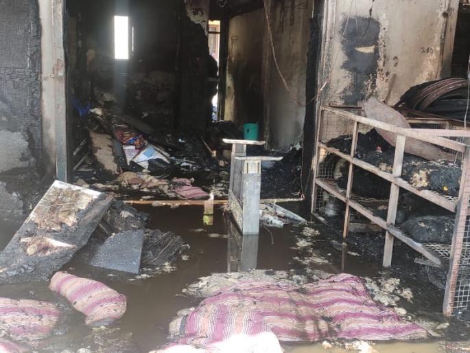 Mattress shop near Gas agency catches fire in Sus Pune, citizens help to avoid mishap | गादी कारखाना पेटला.. शेजारी गॅस एजन्सी .. स्थानिक तरुणांचा प्रसंगावधानामुळे टळली मोठी दुर्घटना Mattress shop near Gas agency catches fire in Sus Pune, citizens help to avoid mishap | गादी कारखाना पेटला.. शेजारी गॅस एजन्सी .. स्थानिक तरुणांचा प्रसंगावधानामुळे टळली मोठी दुर्घटना