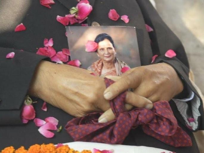 Even during the funeral procession, Milkha Singh took the last run with his wife, virender sehwag tweet | अंत्ययात्रेवेळीही मिल्खा सिंग यांना पत्नीची साथ, लाडक्या निर्मलकडेच घेतली अखेरची धाव