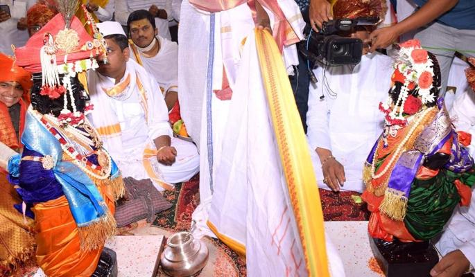 Zero receipt is mandatory for sand coming to Solapur from foreign countries | आनंदी, उत्साही वातावरणात पंढरीत रंगला विठ्ठल - रुक्मिणी मातेचा शाही विवाह सोहळा Zero receipt is mandatory for sand coming to Solapur from foreign countries | आनंदी, उत्साही वातावरणात पंढरीत रंगला विठ्ठल - रुक्मिणी मातेचा शाही विवाह सोहळा