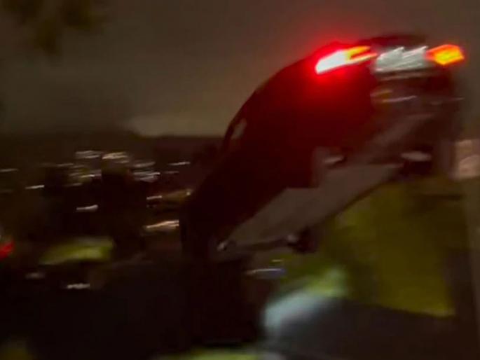 Dangerous stunt video that will embarrass even the fast and furious! Tesla's car flew 50 feet in the air, next ... | Video: फास्ट अँड फ्युरिअसलाही लाजवेल असा खतरनाक स्टंट! टेस्लाची कार ५० फूट हवेत झेपावली, पुढे...