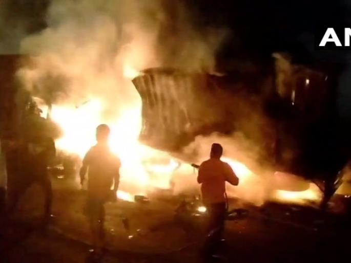 Horrific accident of 2 trucks on the highway mumbai-ahmedabad, both the vehicles were burnt to ashes | महामार्गावर 2 ट्रकचा भीषण अपघात, दोन्ही गाड्या जळून खाक Horrific accident of 2 trucks on the highway mumbai-ahmedabad, both the vehicles were burnt to ashes | महामार्गावर 2 ट्रकचा भीषण अपघात, दोन्ही गाड्या जळून खाक