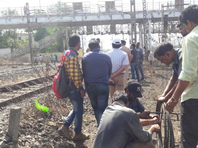 Traffic harbor jam due to overhead wire loss, passengers morning's morning | ओव्हरहेड वायर तुटल्याने ट्रान्स हार्बर ठप्प, सकाळी-सकाळीच प्रवाशांची तारांबळ  Traffic harbor jam due to overhead wire loss, passengers morning's morning | ओव्हरहेड वायर तुटल्याने ट्रान्स हार्बर ठप्प, सकाळी-सकाळीच प्रवाशांची तारांबळ