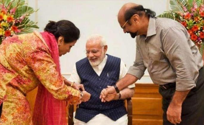 Rakshabandhan Celebration 2019 Pakistani Sister Of Pm Narendra Modi Reached New Delhi To Tied Him Rakhi | Raksha Bandhan 2019: मोदींना राखी बांधण्यासाठी दिल्लीत पोहचली 'पाकिस्तानी बहीण'; असं आहे 24 वर्षाचं बंधूप्रेम  