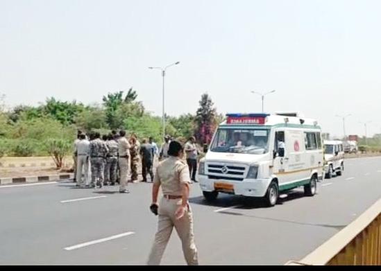 Big news; Black flags displayed at the Governor's canvas in Solapur | मोठी बातमी; राज्यपालांच्या कॅनव्हाला दाखविले सोलापुरात काळे झेंडे Big news; Black flags displayed at the Governor's canvas in Solapur | मोठी बातमी; राज्यपालांच्या कॅनव्हाला दाखविले सोलापुरात काळे झेंडे