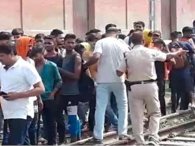 Modi's Agneepath scheme in trouble; Youths pelted stones, blocked trains in Bihar, Uttar Pradesh against | मोदींच्या अग्निपथ योजनेवरून वातावरण तापले; तरुणांकडून दगडफेक, रेल्वे रोखल्या Modi's Agneepath scheme in trouble; Youths pelted stones, blocked trains in Bihar, Uttar Pradesh against | मोदींच्या अग्निपथ योजनेवरून वातावरण तापले; तरुणांकडून दगडफेक, रेल्वे रोखल्या