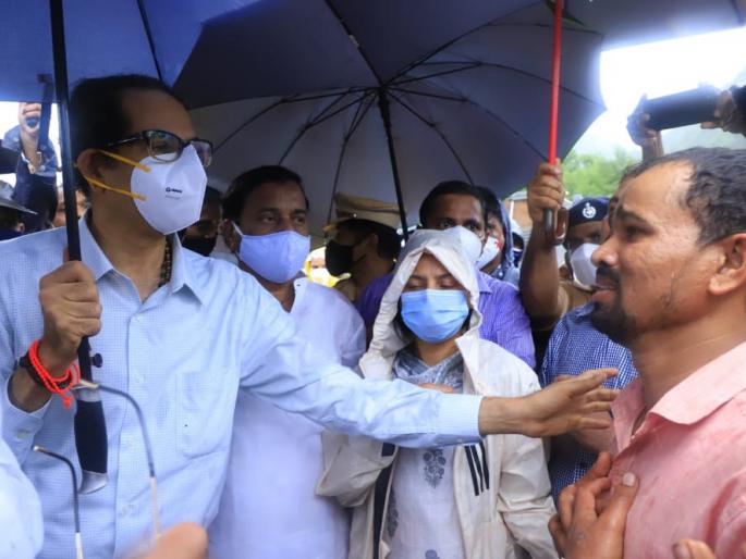 Kokan Flood : In front of the Chief Minister uddhav thackeray, the people of Mahad cryign and emotional , the parents gave patience | Kokan Flood : मुख्यमंत्र्यांसमोर महाडवासीयांनी टाहो फोडला, माय-बाप सरकारने धीर दिला