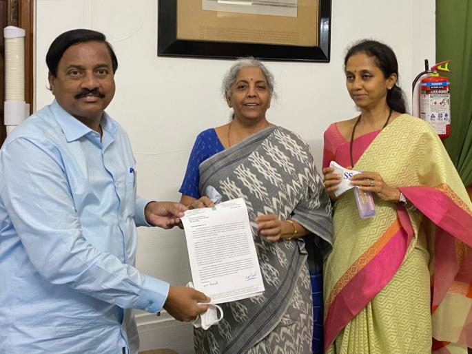 Give immediate help to flood-hit Maharashtra, MP's letter to Finance Minister nirmala sitaraman | पूरग्रस्त महाराष्ट्राला तातडीने मदत द्या,अर्थमंत्र्यांना भेटून खासदारांनी दिलं पत्र Give immediate help to flood-hit Maharashtra, MP's letter to Finance Minister nirmala sitaraman | पूरग्रस्त महाराष्ट्राला तातडीने मदत द्या,अर्थमंत्र्यांना भेटून खासदारांनी दिलं पत्र