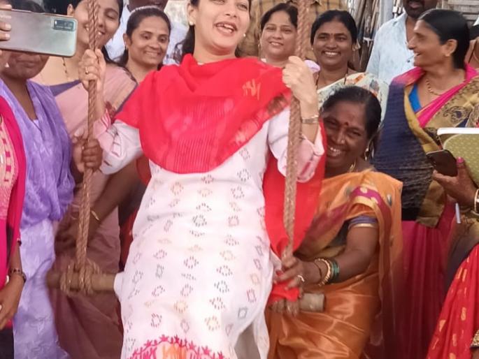 On the occasion of Nag Panchami, Solapur MLA Praniti Shinde enjoyed the joy of dancing | नागपंचमीनिमित्त सोलापूरच्या आमदार प्रणिती शिंदेंनी लुटला झोक्याचा आनंद 