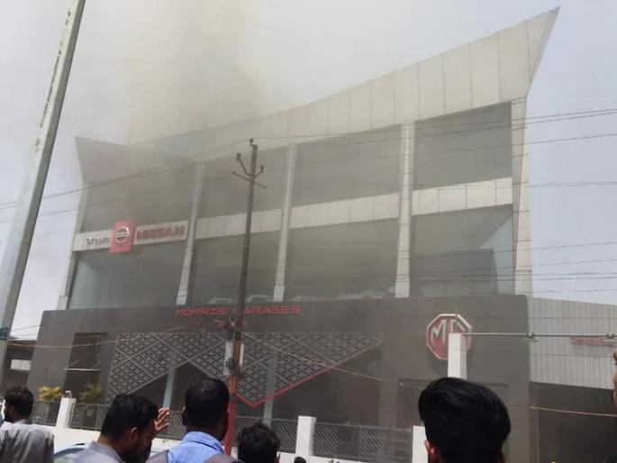 FIRE in MG Hector Showroom: five cars burnt, because of AC on Second Flore | FIRE in MG Hector Showroom: आता एमजी हेक्टरचा शोरुम जळाला; पाच गाड्या खाक, कारण तुम्हाला वाटतेय ते नाही... FIRE in MG Hector Showroom: five cars burnt, because of AC on Second Flore | FIRE in MG Hector Showroom: आता एमजी हेक्टरचा शोरुम जळाला; पाच गाड्या खाक, कारण तुम्हाला वाटतेय ते नाही...