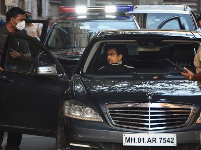 Maharashtra Political Crisis: Uddhav Thackeray himself drove a Mercedes car to the cabinet meeting; Anil Parab and Aditya thackeray also in car Eknath Shinde rebel | उद्धव ठाकरे स्वत: मर्सिडीज चालवत मंत्रिमंडळ बैठकीला निघाले; अनिल परब शेजारी Maharashtra Political Crisis: Uddhav Thackeray himself drove a Mercedes car to the cabinet meeting; Anil Parab and Aditya thackeray also in car Eknath Shinde rebel | उद्धव ठाकरे स्वत: मर्सिडीज चालवत मंत्रिमंडळ बैठकीला निघाले; अनिल परब शेजारी