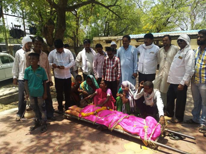 Video: In the electoral rolls, Congress has created a funeral procession of the living voter | Video : मतदारयादीत मृत दाखवलं, काँग्रेसने जिवंत मतदाराची प्रेतयात्राच काढली Video: In the electoral rolls, Congress has created a funeral procession of the living voter | Video : मतदारयादीत मृत दाखवलं, काँग्रेसने जिवंत मतदाराची प्रेतयात्राच काढली
