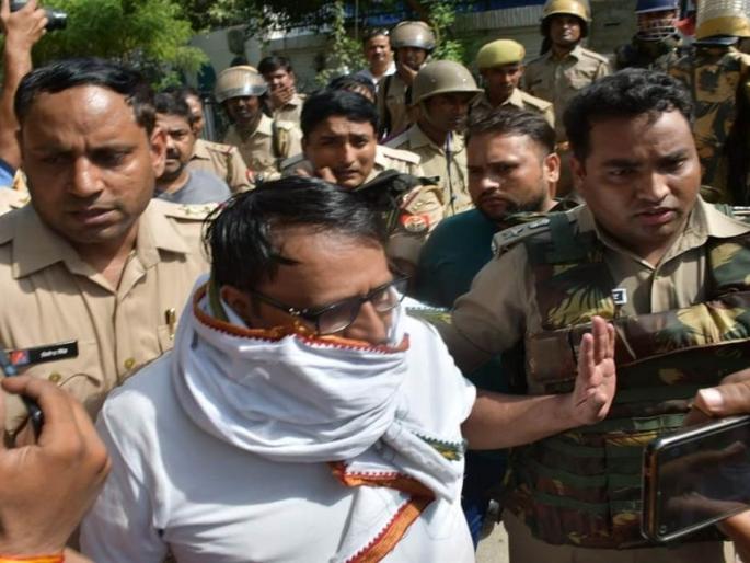 Arguing with the son, the Kanpurs stock trader fired thirty bullets, firing also on police; Three policemen were injured | मुलाशी वाद, शेअर ट्रेडर बापाचा तांडव; तीस गोळ्या झाडल्या; तीन पोलीस जखमी Arguing with the son, the Kanpurs stock trader fired thirty bullets, firing also on police; Three policemen were injured | मुलाशी वाद, शेअर ट्रेडर बापाचा तांडव; तीस गोळ्या झाडल्या; तीन पोलीस जखमी