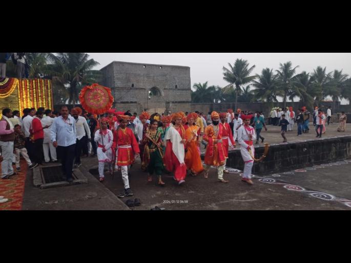 Thousands of Shiv lovers paid tribute to Jijau Ma Saheb, flowers were showered by helicopter. | जिजाऊ माँ साहेबांना हजाराे शिवप्रेमींची मानवंदना, हेलिकॉप्टरने झाली पुषपवृष्टी Thousands of Shiv lovers paid tribute to Jijau Ma Saheb, flowers were showered by helicopter. | जिजाऊ माँ साहेबांना हजाराे शिवप्रेमींची मानवंदना, हेलिकॉप्टरने झाली पुषपवृष्टी