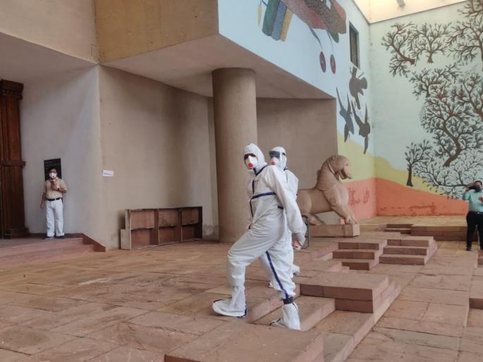 Corona Positive MLA kunal chaudhary reached the legislature wearing PPE kit for voting | ... म्हणून PPE कीट घालून विधिमंडळात पोहोचले कोरोना पॉझिटीव्ह आमदार Corona Positive MLA kunal chaudhary reached the legislature wearing PPE kit for voting | ... म्हणून PPE कीट घालून विधिमंडळात पोहोचले कोरोना पॉझिटीव्ह आमदार