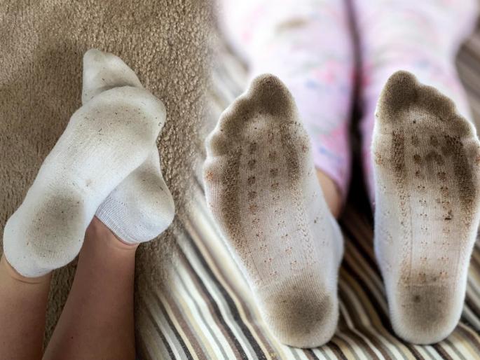 How To Clean White Socks: Using white socks causes blackheads, stains do not go away; 5 solution-socks white white | How To Clean White Socks : पांढरे सॉक्स वापरून वापरून काळेकुट्ट होतात, डाग निघता निघत नाहीत; 5 उपाय-मोजे पांढरे शुभ्र