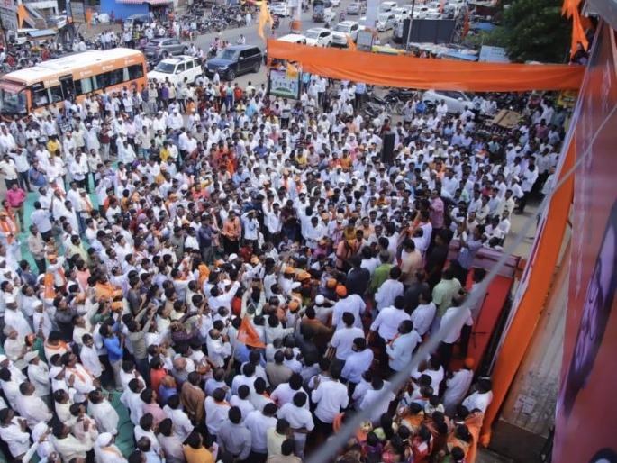 Rastokondi by Aditya Thackeray's program; | आदित्य ठाकरेंच्या कार्यक्रमाने रस्ताकोंडी; रस्त्यावर उभारले व्यासपीठ Rastokondi by Aditya Thackeray's program; | आदित्य ठाकरेंच्या कार्यक्रमाने रस्ताकोंडी; रस्त्यावर उभारले व्यासपीठ