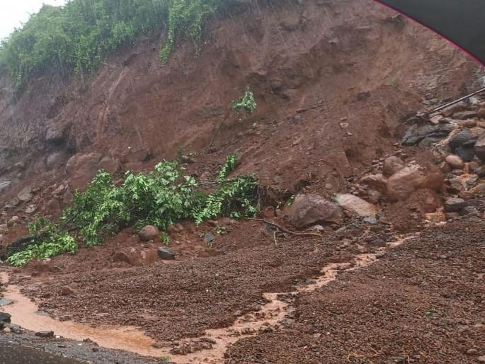 land slide near Cholai on Mumbai Goa Highway; The administration evacuated 75 villagers | चोळई येथे दरड कोसळली; प्रशासनाकडून 75 नागरिकांना सुरक्षित ठिकाणी हलविले land slide near Cholai on Mumbai Goa Highway; The administration evacuated 75 villagers | चोळई येथे दरड कोसळली; प्रशासनाकडून 75 नागरिकांना सुरक्षित ठिकाणी हलविले