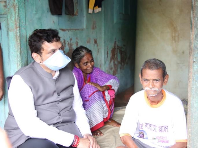 Devendra Fadnavis's assurance to try for more compensation | जास्त भरपाईसाठी प्रयत्नशील, देवेंद्र फडणवीस यांचे आश्वासन Devendra Fadnavis's assurance to try for more compensation | जास्त भरपाईसाठी प्रयत्नशील, देवेंद्र फडणवीस यांचे आश्वासन