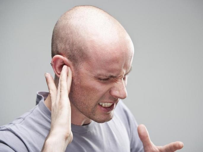 Swollen ear internet treatment garlic clove in ear | कानाला आली होती सूज म्हणून डॉक्टरकडे गेला, जे दिसलं ते पाहून डॉक्टरही झाले हैराण! Swollen ear internet treatment garlic clove in ear | कानाला आली होती सूज म्हणून डॉक्टरकडे गेला, जे दिसलं ते पाहून डॉक्टरही झाले हैराण!