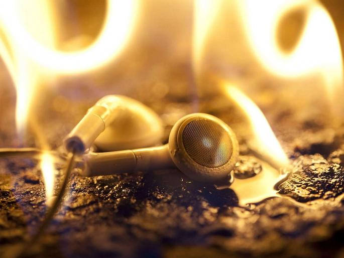 250 rickshaw drivers' earphones burned | 250 रिक्षा चालकांचे इअरफोन जाळले 250 rickshaw drivers' earphones burned | 250 रिक्षा चालकांचे इअरफोन जाळले