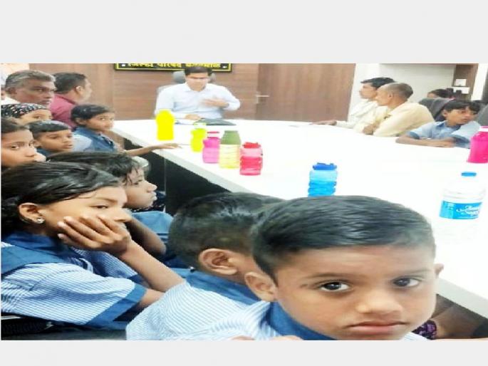 Students and parents stormed the ZP for the demand of teachers and directly held a protest in the CEO's room | चिमुकल्यांनी सीइओंच्या कक्षात भरविला वर्ग; तासाभराच्या चर्चेनंतर शिक्षकाची तातडीने नियुक्ती Students and parents stormed the ZP for the demand of teachers and directly held a protest in the CEO's room | चिमुकल्यांनी सीइओंच्या कक्षात भरविला वर्ग; तासाभराच्या चर्चेनंतर शिक्षकाची तातडीने नियुक्ती