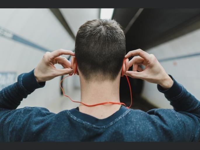 student sitting on the railway track wearing headphones was hit by a train and died in bhopal | धक्कादायक! हेडफोन लावून रेल्वे रुळावर बसणं ठरलं जीवघेणं; विद्यार्थ्याचा मृत्यू, काय घडलं? student sitting on the railway track wearing headphones was hit by a train and died in bhopal | धक्कादायक! हेडफोन लावून रेल्वे रुळावर बसणं ठरलं जीवघेणं; विद्यार्थ्याचा मृत्यू, काय घडलं?