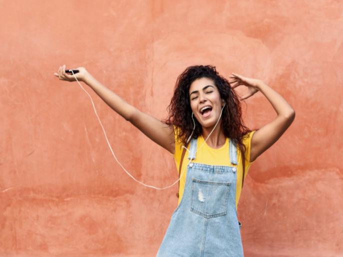 earphones can cause defenses says WHO world health organization | इअरफोन्सवर मोठमोठ्याने गाणी एकताय? कायमचा बहिरेपणा येऊ शकतो, WHO ची धोक्याची घंटा earphones can cause defenses says WHO world health organization | इअरफोन्सवर मोठमोठ्याने गाणी एकताय? कायमचा बहिरेपणा येऊ शकतो, WHO ची धोक्याची घंटा