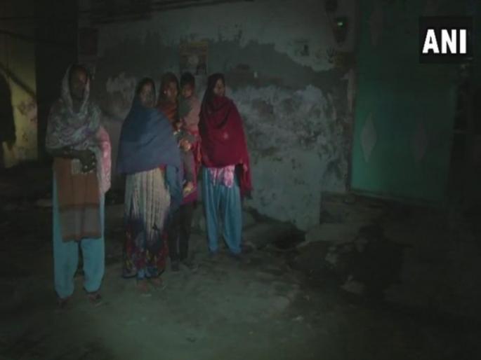 Earthquake hits New Delhi, including earthquake hits | नवी दिल्लीसह उत्तराखंडला बसले भूकंपाचे हादरे Earthquake hits New Delhi, including earthquake hits | नवी दिल्लीसह उत्तराखंडला बसले भूकंपाचे हादरे