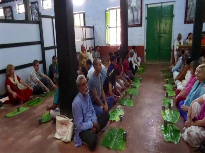Do you know the benefits of eating food in seating position | जमिनीवर बसून जेवण्याचे 'हे' फायदे तुम्हाला माहीत आहेत का? Do you know the benefits of eating food in seating position | जमिनीवर बसून जेवण्याचे 'हे' फायदे तुम्हाला माहीत आहेत का?
