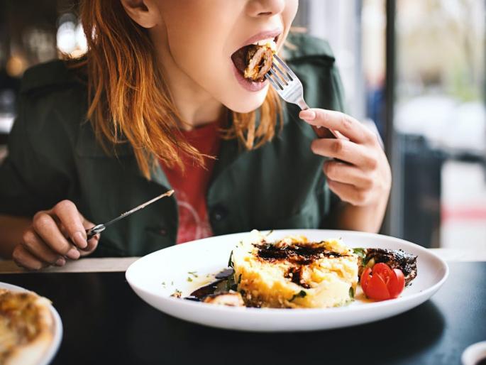 wrong food eating habits can increase your weight follow these tips to avoid | Weight loss tips: जेवताना तुम्हीही करत असाल 'या' चूका तर वजन वाढणं नक्की, वेळीच आवरा या सवयी wrong food eating habits can increase your weight follow these tips to avoid | Weight loss tips: जेवताना तुम्हीही करत असाल 'या' चूका तर वजन वाढणं नक्की, वेळीच आवरा या सवयी