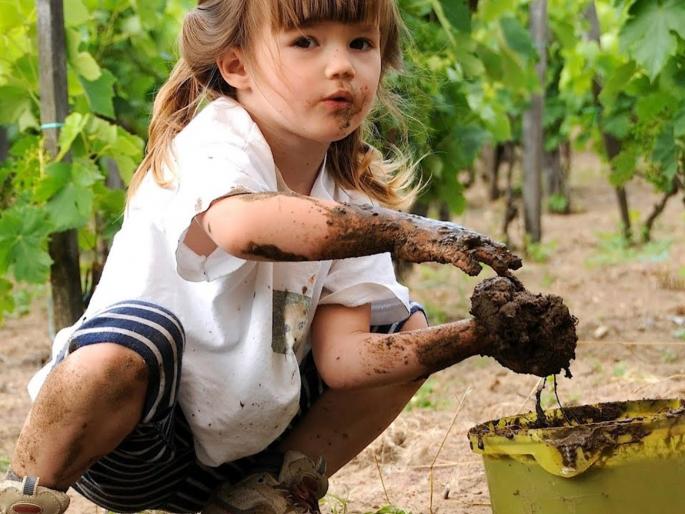 pica disorder in children is related to eating mud or chalk | लहान मुलांचं माती, चॉक खाणं समजू नका सामान्य, असू शकतो 'हा' गंभीर आजार pica disorder in children is related to eating mud or chalk | लहान मुलांचं माती, चॉक खाणं समजू नका सामान्य, असू शकतो 'हा' गंभीर आजार
