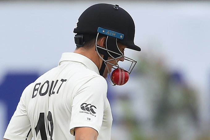 ball Bounce into the batsman's helmet | बापरे! फलंदाजाच्या हेल्मेटमध्येच घुसला चेंडू