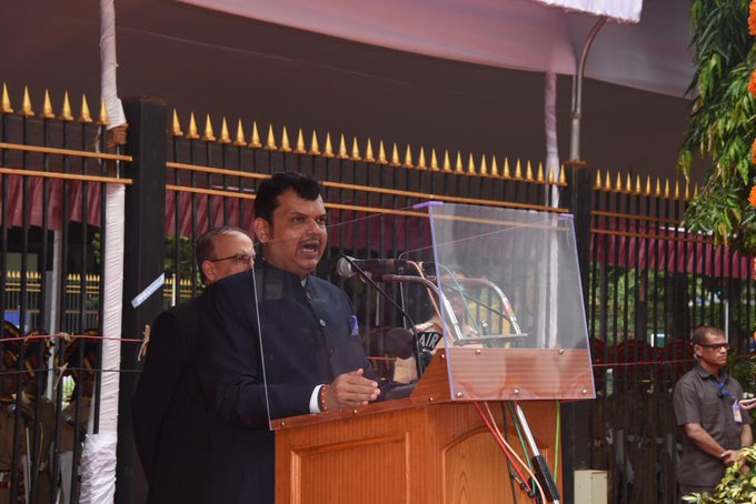 Sea water in the Godavari Valley; Water going to Telangana in Nalganga Says CM Devendra Fadanvis | समुद्राला मिळणारं पाणी गोदावरी खोऱ्यात; तेलंगणात जाणारं पाणी नळगंगेत - मुख्यमंत्री