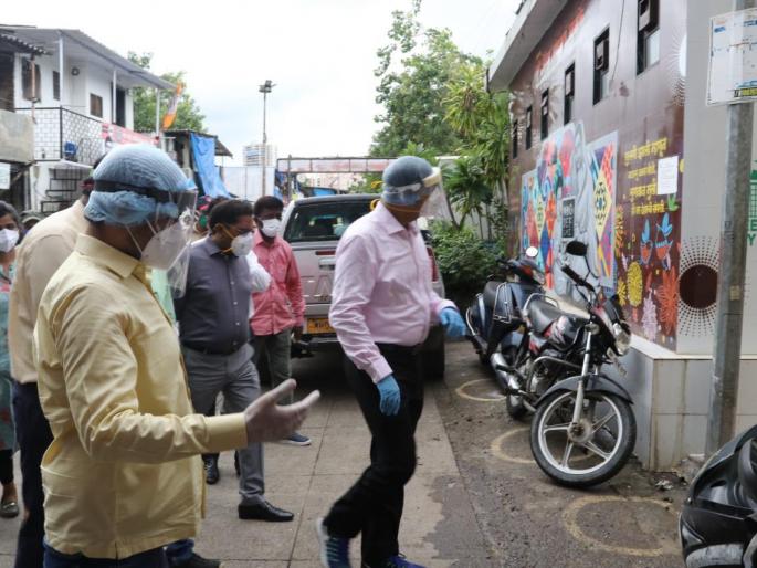 Coronavirus: Commissioner's inspection tour in Naupada ward; Interaction with coronary patients | Coronavirus: नौपाडा प्रभागात आयुक्तांचा पाहणी दौरा; कोरोनामुक्त रूग्णांशी साधला संवाद Coronavirus: Commissioner's inspection tour in Naupada ward; Interaction with coronary patients | Coronavirus: नौपाडा प्रभागात आयुक्तांचा पाहणी दौरा; कोरोनामुक्त रूग्णांशी साधला संवाद